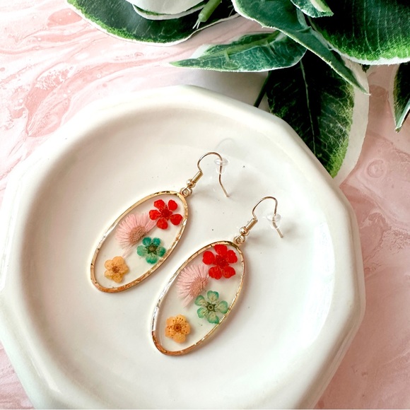Jewelry - 3/$22🩶 Colorful Dried Pressed Flowers Clear Acrylic Earrings Gold Tone Oval NEW